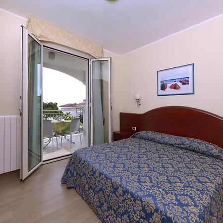 Costa Smeralda מלון דירות 3*